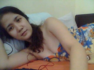 かわいいフィリピン熟女は、Skype BF-P3におっぱいを示してい