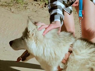 아름 다운 사춘기는 강아지와 함께 산책을한다