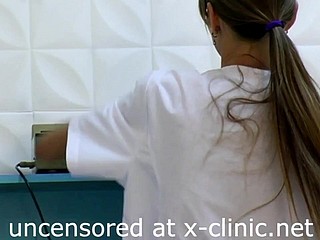exámenes de las jóvenes en chilled through clínica de ginecomastia