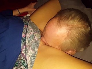 Cuckと妻が一緒にBullfriendをなめます