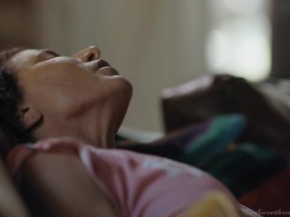 Ruler Syre et Ariel X - baise anal lesbienne avec gode