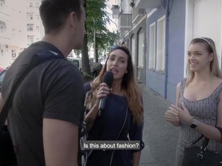 Carino reperti bionda ragazzo casuale sulla strada