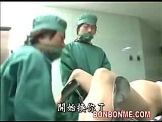 mengandung milf creampie fucked oleh doktor di atas meja operasi