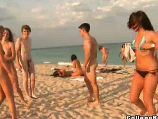วัยรุ่นบิกินี่ตัดเปลือยกายบนชายหาด