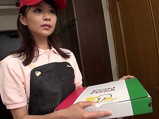 penghantaran asian kurier Akubi Yumemi memberikan blowjob untuk pelanggan beliau