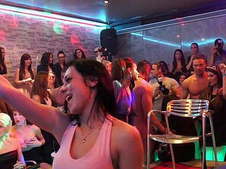 babes hoang dã có vui vẻ trong bữa tiệc coition