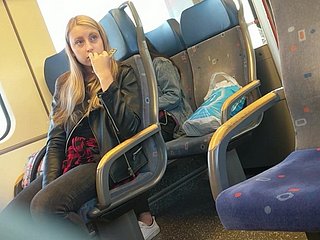 Doll di kereta terkejut dengan bonjol besar