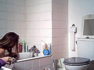 meine Schwester pinkelt und Baden